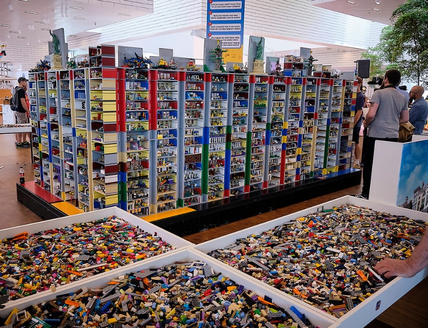 biggest lego set in the world 2019